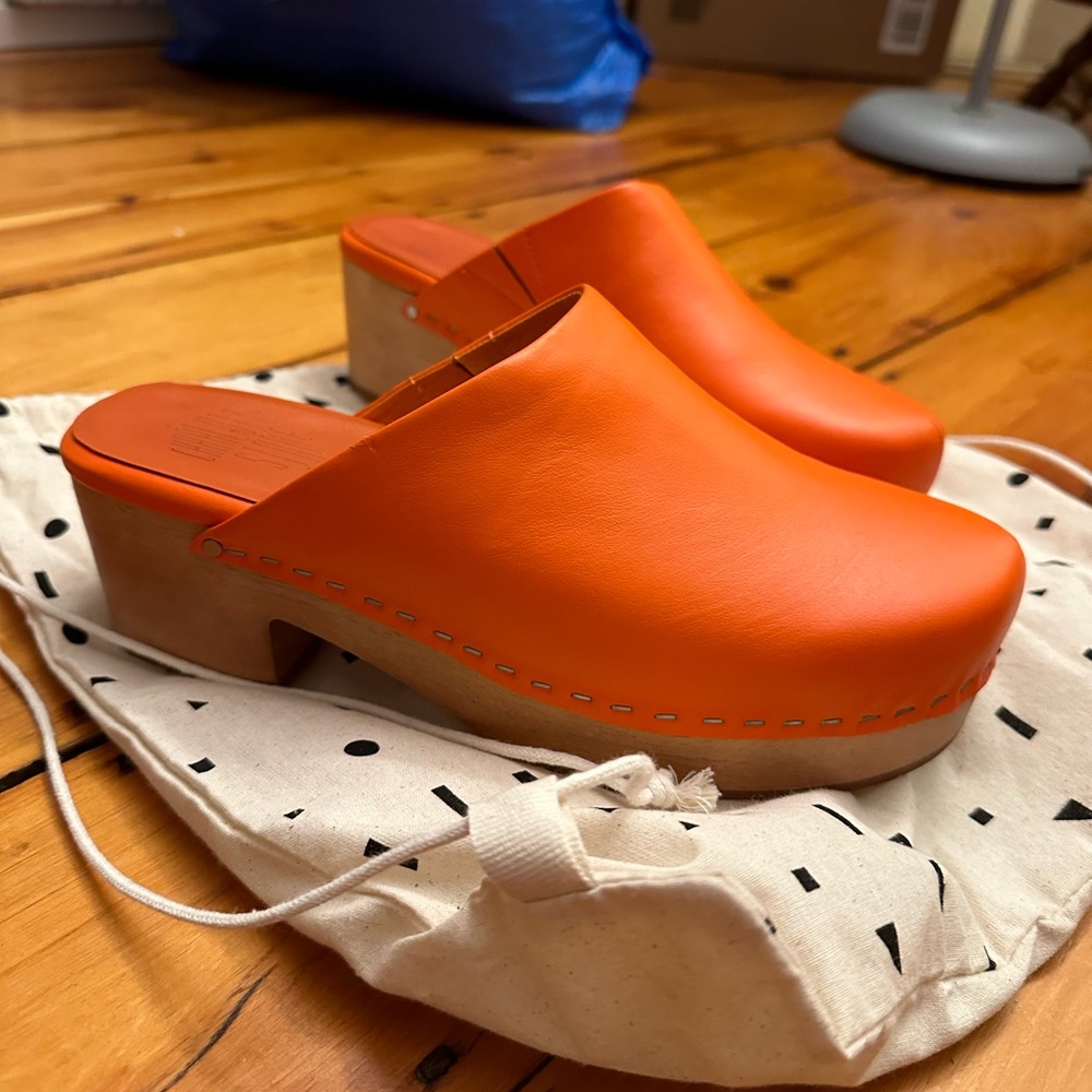 Charlotte Stone Martino Clogs Size 8 - tangerine